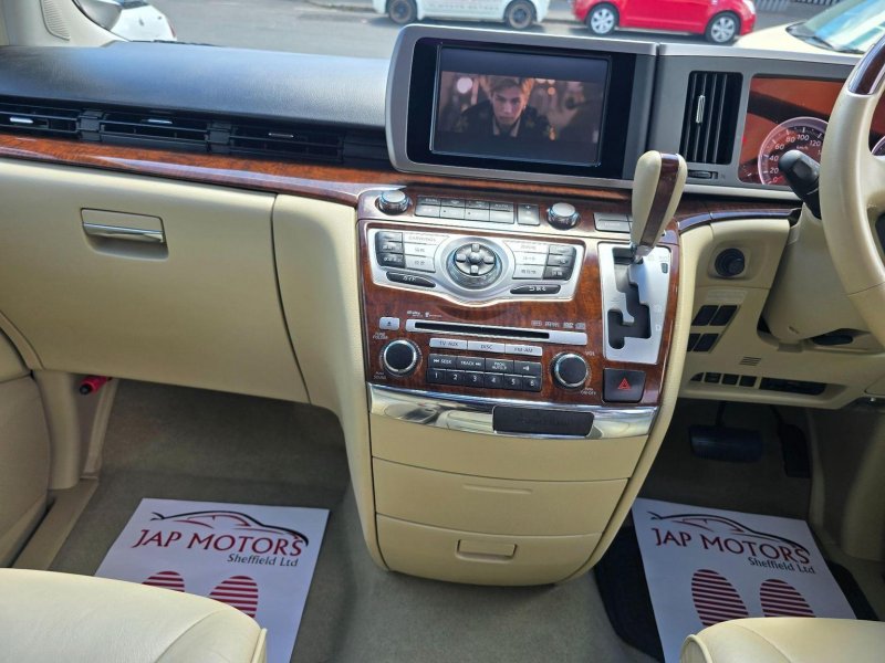 NISSAN ELGRAND