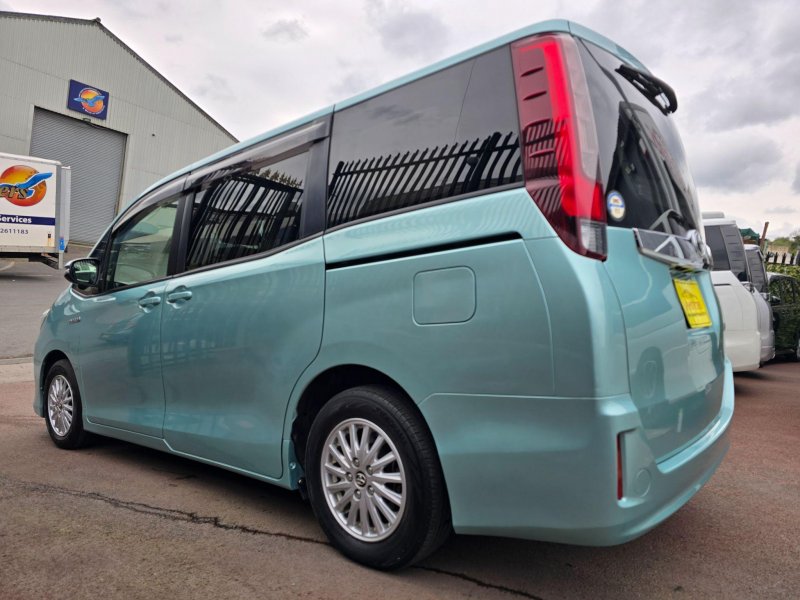 TOYOTA NOAH