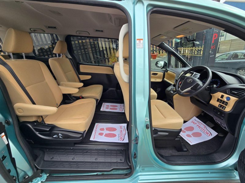TOYOTA NOAH