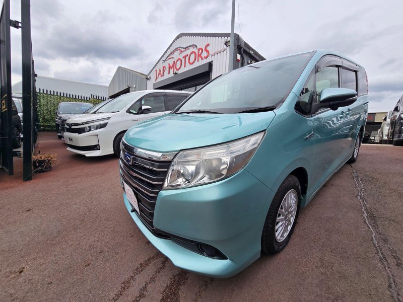 TOYOTA NOAH