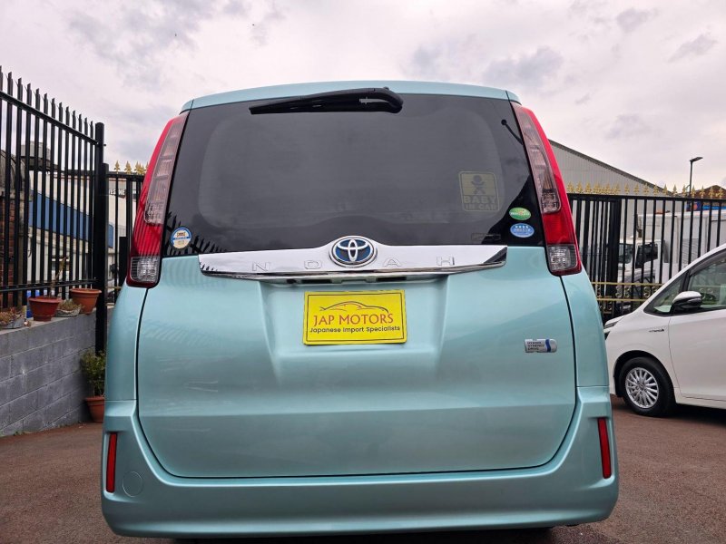 TOYOTA NOAH